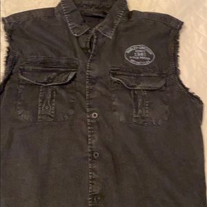 XL Harley-Davidson button down sleeve less shirt.